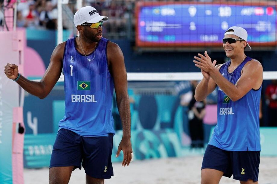 Evandro (esq.) e Arthur comemoram vitória sobre austríacos na estreia em Paris