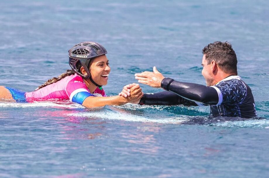 Tainá Hinckel e o técnico Paulo Moura comemoram vitória na repescagem, que rendeu vaga nas oitavas do surfe feminino