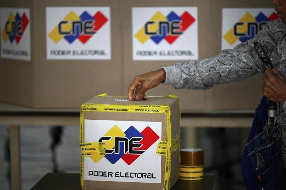Quase 21 milhões de pessoas estão registradas para votar, entre uma população de 30 milhões, mas os analistas calculam que podem comparecer às urnas apenas 17 milhões que estão na Venezuela e não migraram