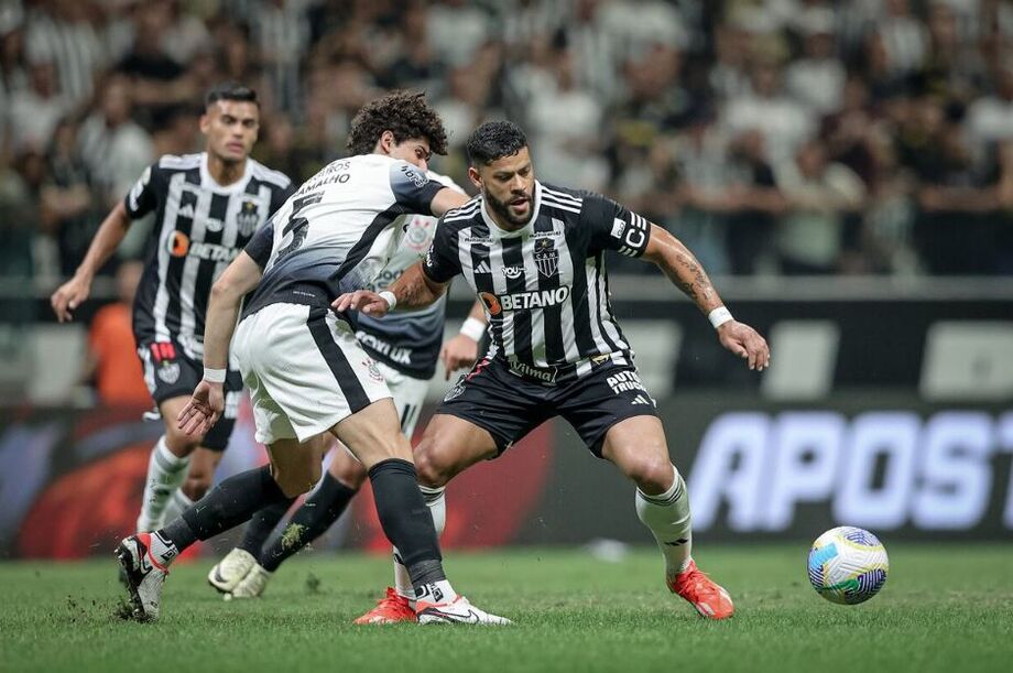 Hulk é marcado de perto por André Ramalho. Jogador do Atlético fez os gols da vitória do time mineiro