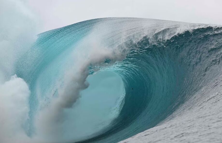 Mar de Teahupo'o esteve bastante revolto durante a tarde desta segunda-feira, no Taiti