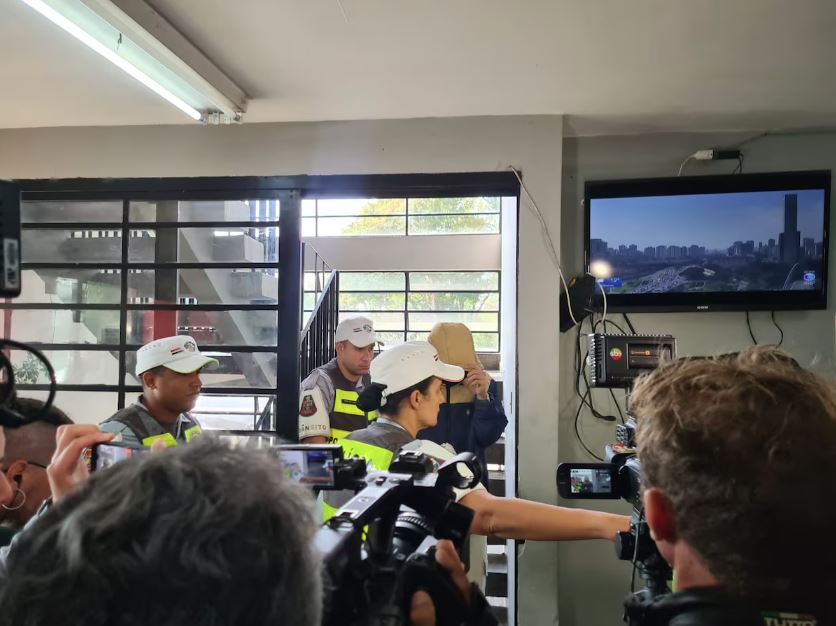 Motorista do Porsche prestou esclarecimentos do acidente no 48º DP, na Vila Dutra, nesta segunda-feira