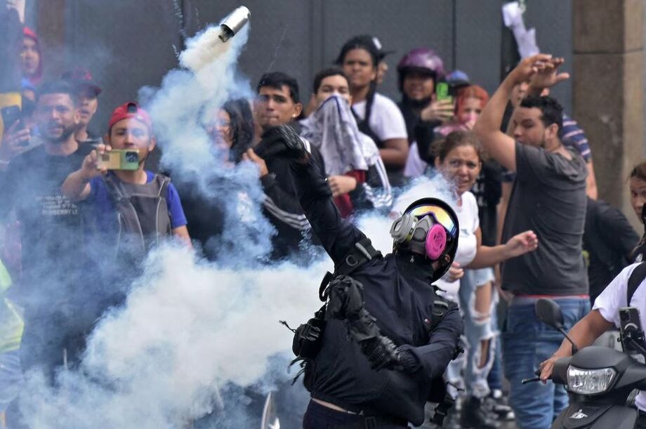 Manifestantes saem às ruas em Caracas contra os resultados eleitorais que deram vitória a Nicolás Maduro na Venezuela