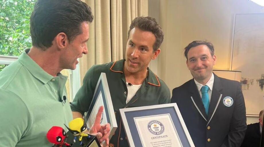 Hugh Jackman e Ryan Reynolds recebem certificado do Guiness