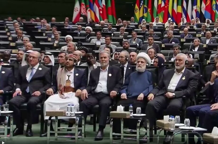 Na primeira fileira, Geraldo Alckmin, na última cadeira à esquerda, e Ismail Haniyeh, na última cadeira à direita