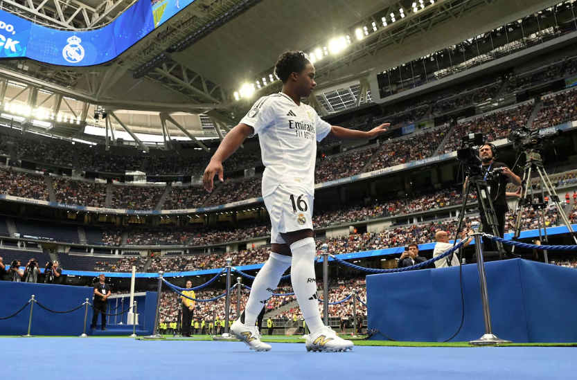 Endrick foi apresentado aos torcedores no Santiago Bernabéu