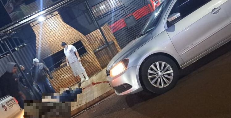 O homem morreu em frente de um estabelecimento