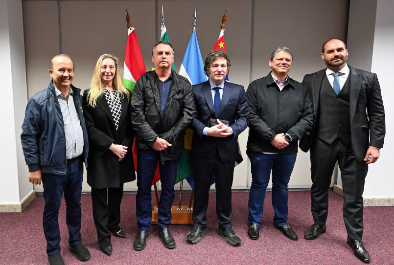 O ex-presidente Jair Bolsonaro em encontro com Javier Milei, o governador de São Paulo, Tarcísio de Freitas, o governador de Santa Catarina, Jorginho Melo