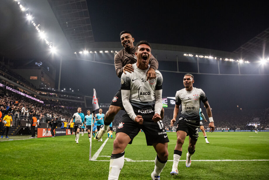 Corinthians supera Vitória com brilho de Garro e gol salvador no fim, mas continua no Z-4
