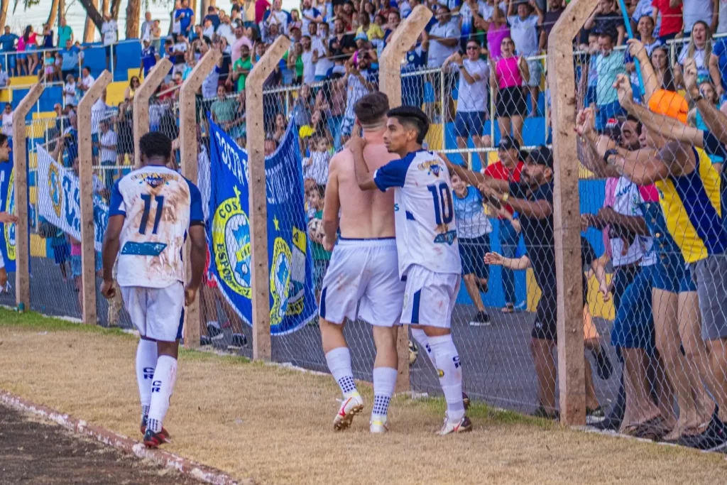 Dudu (sem camisa) marcou o gol da virada sobre o Maringá aos 49 minutos do segundo tempo
