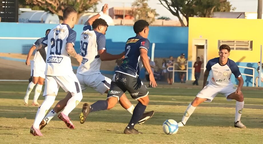 Melhor na etapa inicial, CREC sucumbiu nos primeiros minutos do segundo tempo