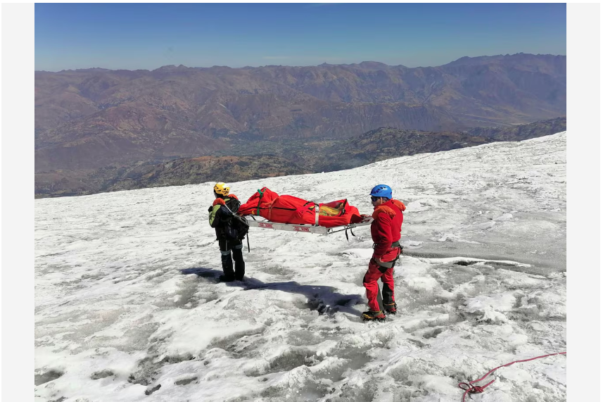 Foto divulgada pela Polícia Nacional Peruana em 8 de julho mostra o resgate do corpo do alpinista norte-americano William Stampfl, que desapareceu em junho de 2002.