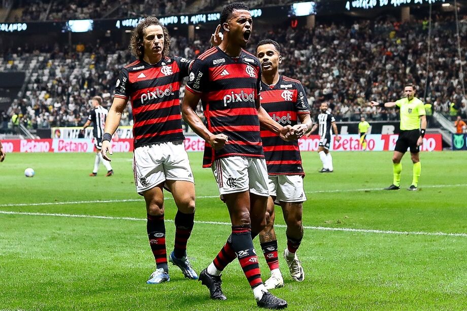 Jogadores do Flamengo comemoram gol diante do Atletico-MG