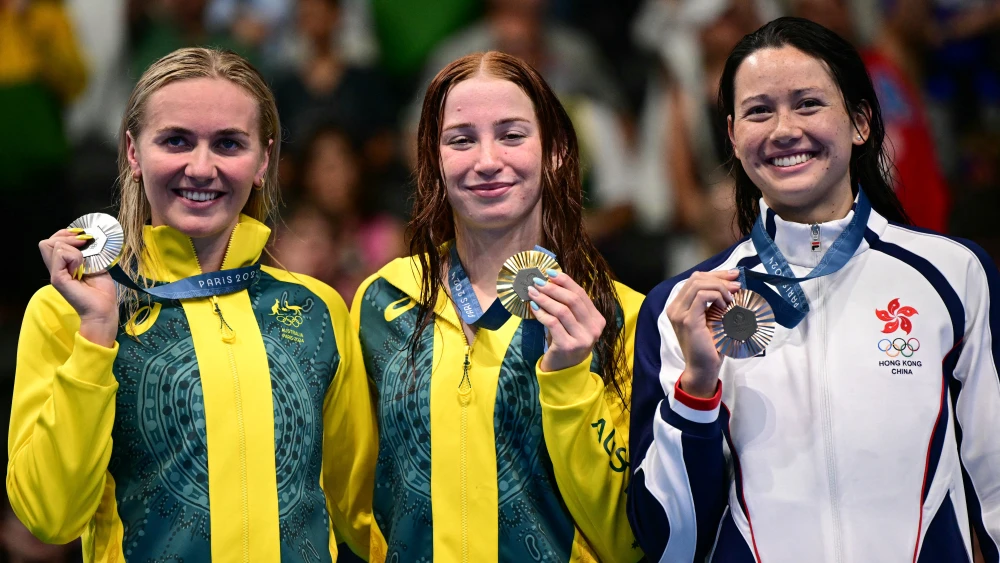 Mollie O'callaghan (centro) e Ariarne Titmus (esq) brilharam pela Austrália