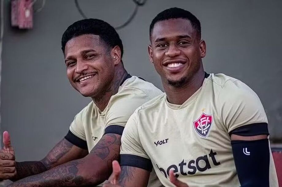 Rodrigo Andrade e Dudu, jogadores do Vitória, são agredidos por integrantes de torcida organizada