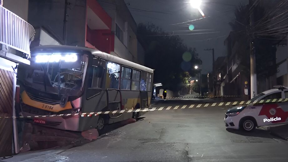 Um motorista de ônibus, de 26 anos foi baleado na cabeça