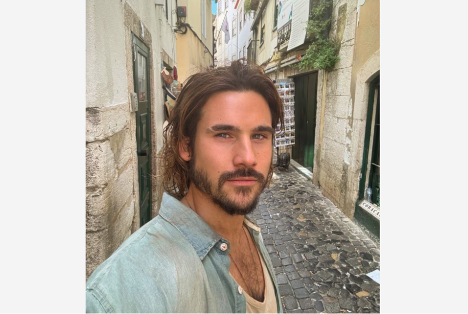 Ator Nicolas Prattes nos bastidores das gravações da novela 'Mania de Você' em Lisboa