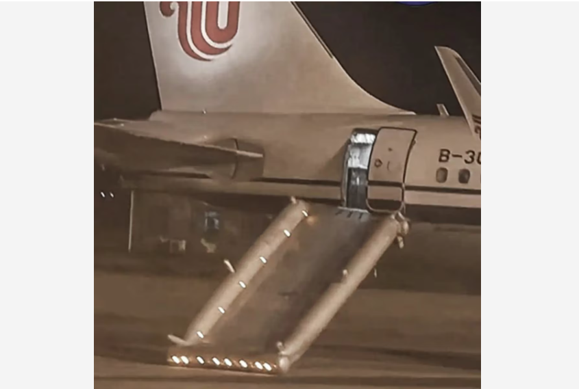 Passageira que fazia o seu primeiro voo aciona porta de emergência por engano procurando por banheiro de avião; ela poderá ser multada em R$ 150 mil