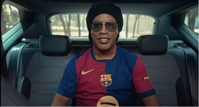 Ronaldinho com a nova camisa do Barcelona