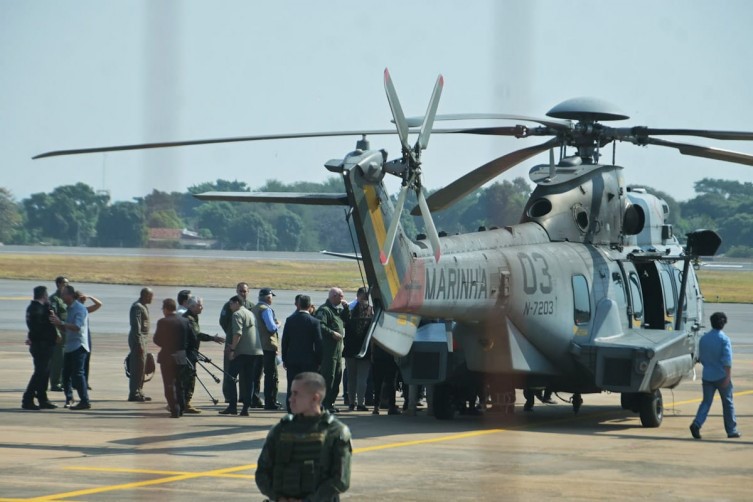 Presidente e autoridades embarcaram no helicóptero UH-15 Super Cougar, da Marinha