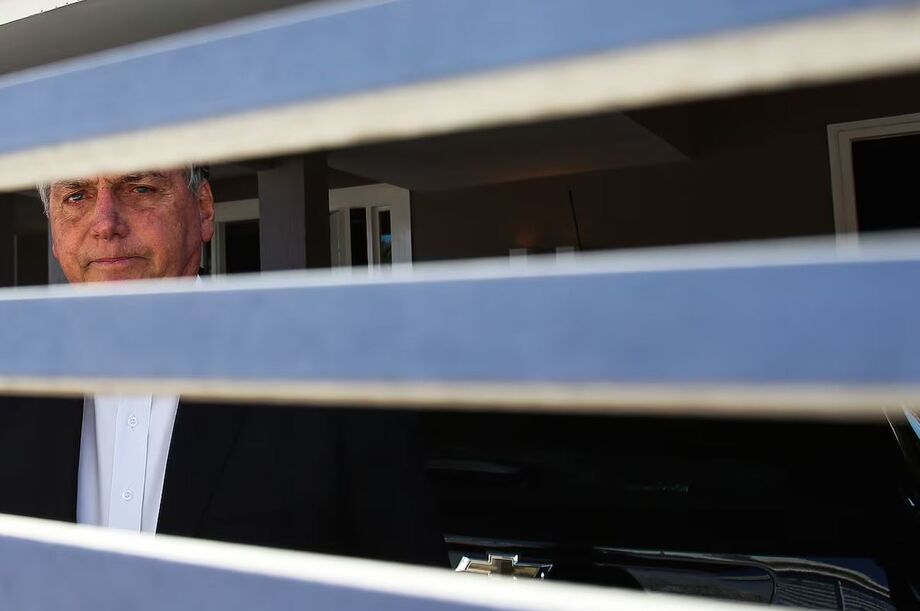 O ex-presidente Jair Bolsonaro (PL) foi indiciado por três crimes nesta quinta-feira, 4