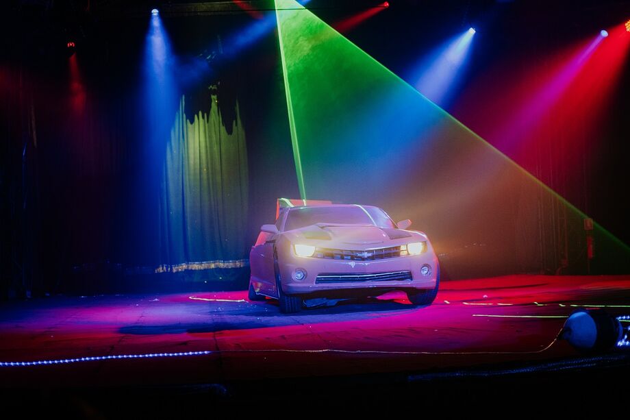 Camaro amarelo é a atração do circo