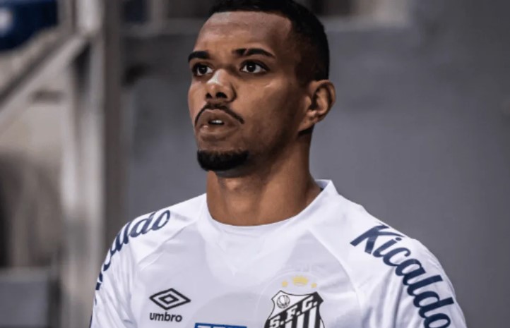 Lucas Pires está de saída do Santos.