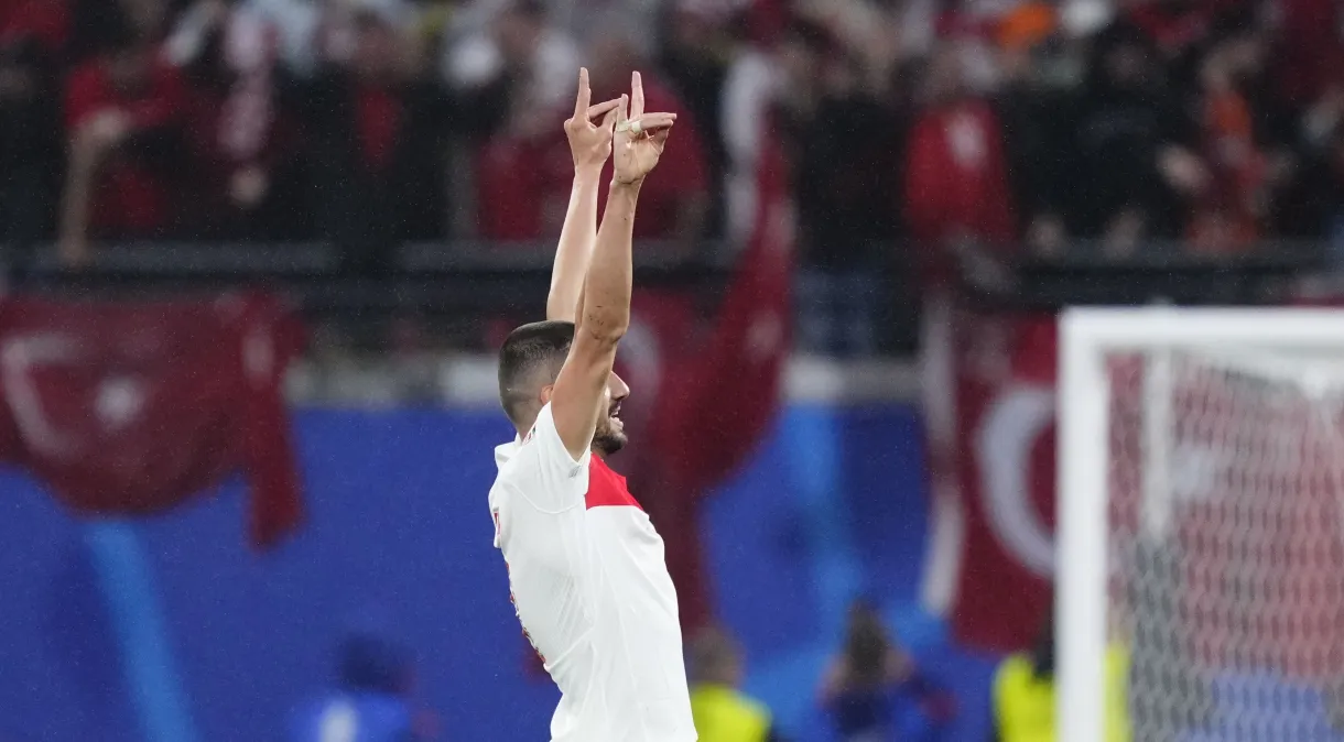 Merih Demiral comemora gol da Turquia contra a Áustria pelas oitavas de final da Eurocopa.