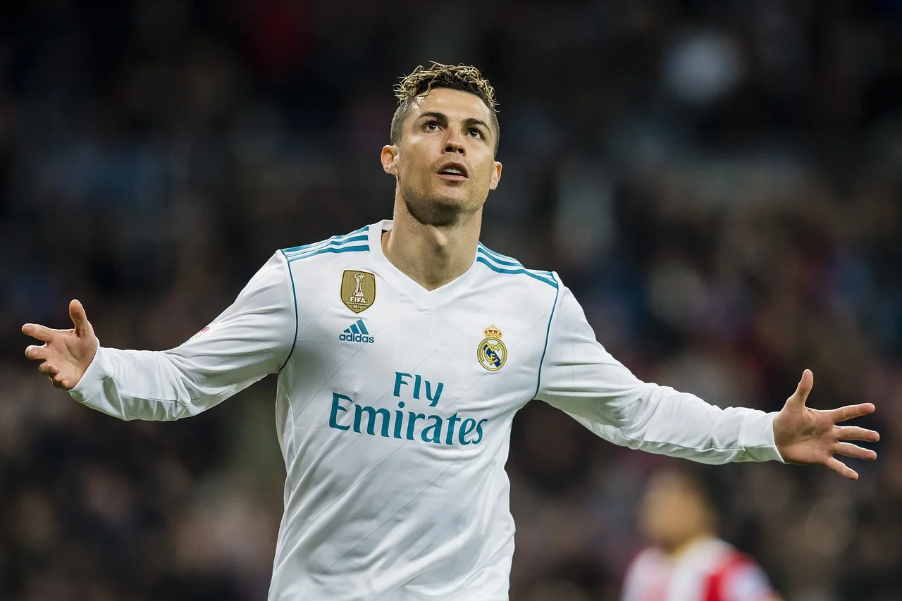 consideração apenas jogos oficiais, sem contar torneios Sub-23, Sub-20, Olimpíadas, amistosos e afins, quem aparece no topo é o português Cristiano Ronaldo