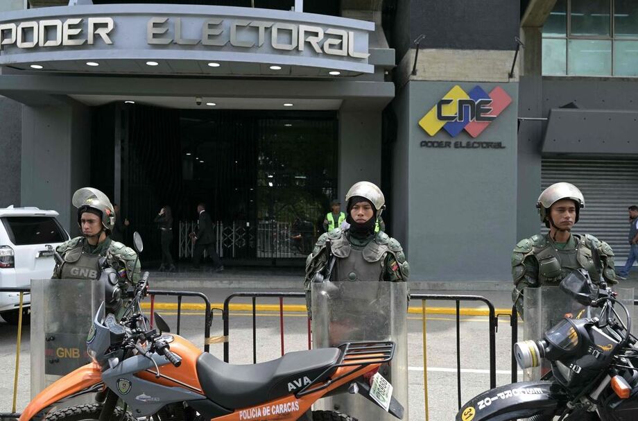 Militares protegem a sede do Conselho Nacional Eleitoral em Caracas