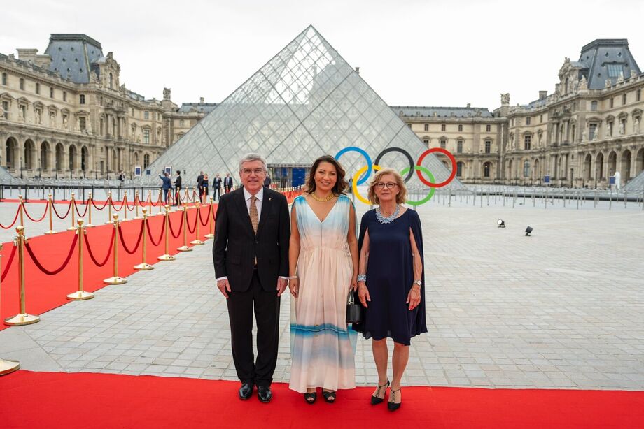 A primeira-dama Janja em frente ao Museu do Louvre, em Paris; ela está na França para representar Lula na abertura dos Jogos Olímpicos