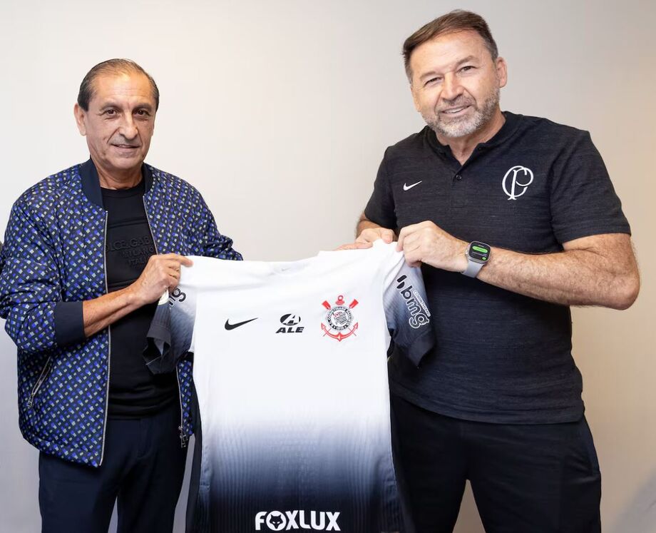 Ramón Díaz ao lado do presidente Augusto Melo. Argentino de 64 anos é o novo treinador do Corinthians