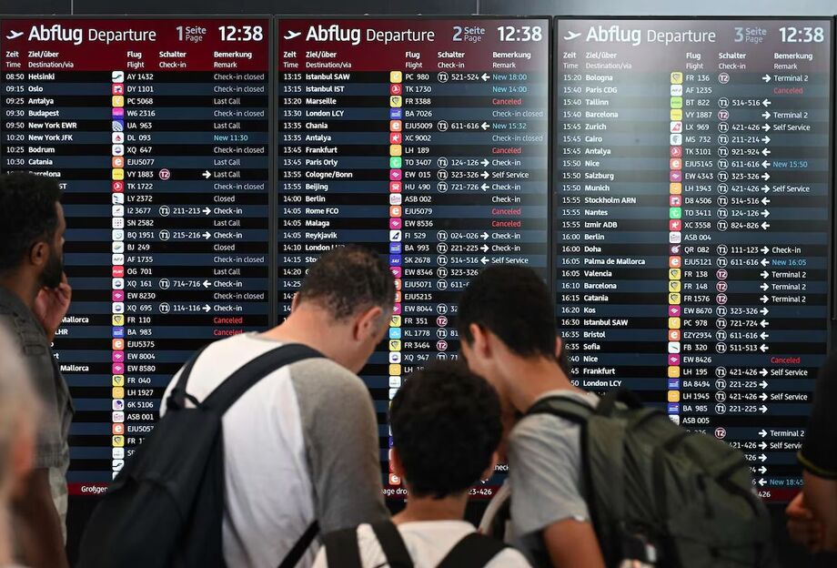 Em Berlim, o aeroporto de Brandemburgo ficou congestionado após voos serem temporariamente suspensos por conta da falha tecnológica