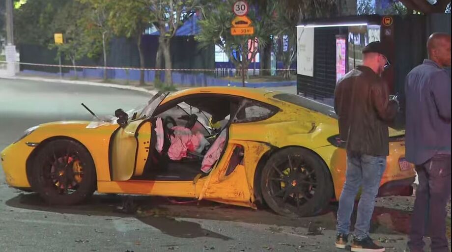 Um motorista de carro de luxo atingiu e matou um motociclista na madrugada desta segunda-feira, 29, na Avenida Interlagos, na zona sul de São Paulo