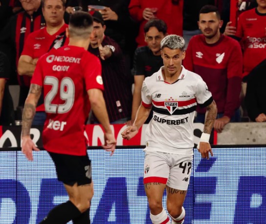 Ferreirinha foi responsável por pintura que abriu o placar para o São Paulo na Ligga Arena.
