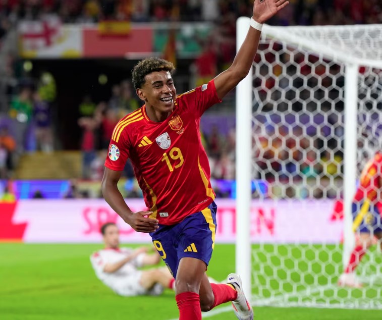 O atacante espanhol Lamine Yamal
