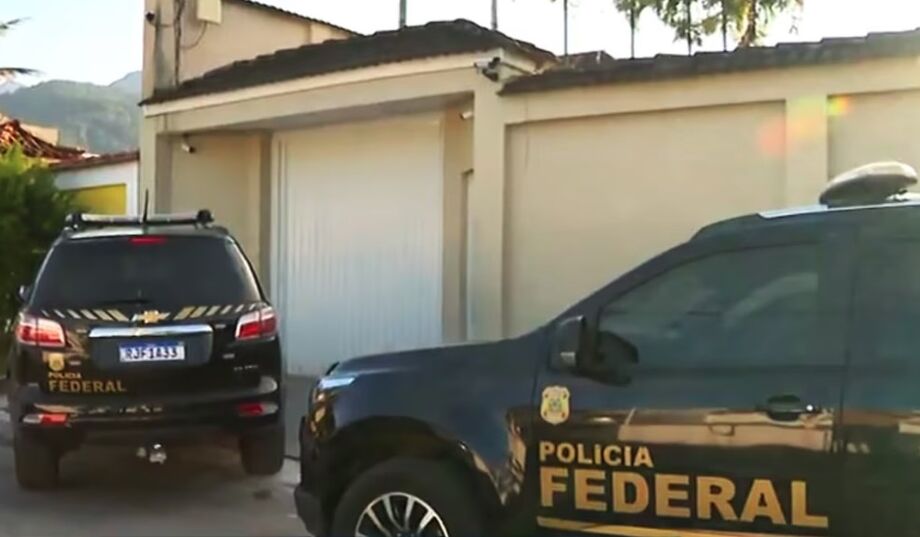 Na imagem Polícia Federal em frente à casa de Washington Reis