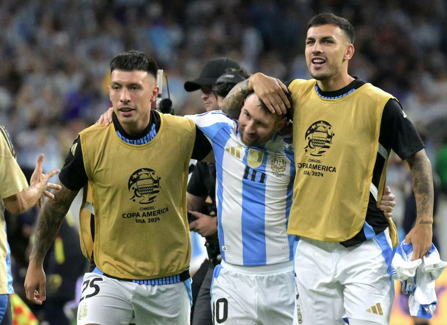 Messi comemora a classificação após disputa de pênaltis em que ele mandou no travessão.