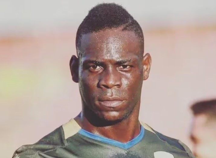 O atacante italiano Mario Balotelli, de 33 anos, é alvo da direção corintiana