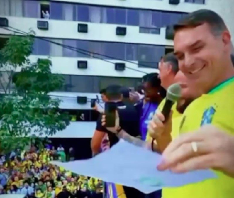 Flávio Bolsonaro em evento de apoio a Carlos Jordy em Niterói