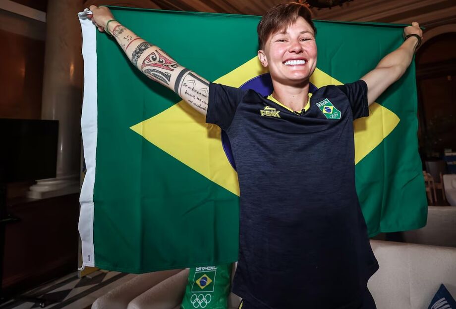 Raquel Kochhann é a porta-bandeira do Brasil na Cerimônia de Abertura dos Jogos Olímpicos Paris 2024