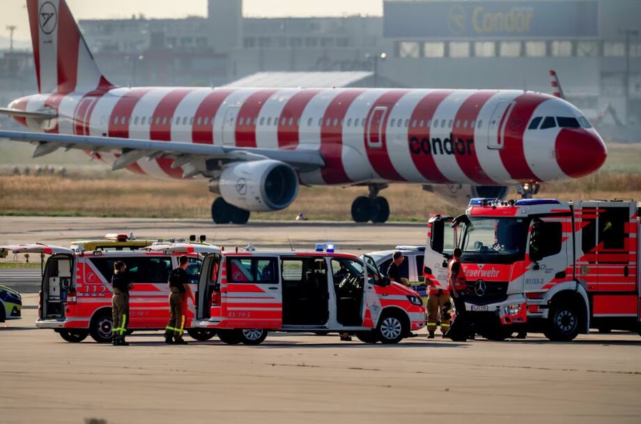 Veículos de emergência na pista do aeroporto de Frankfurt, na Alemanha, depois que alguns ativistas climáticos se colaram ao solo, bloqueando o tráfego aéreo por várias horas