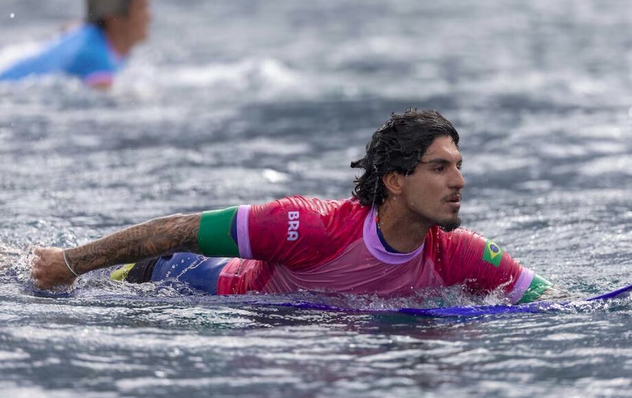 Gabriel Medina conquista bronze no surfe masculino na Olimpíada de Paris-2024, superando Alonso Correa em emocionante disputa no Taiti.