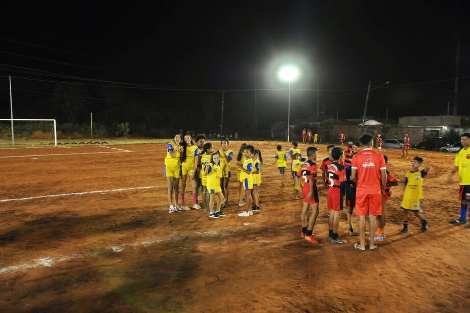 A Prefeitura implantou 8 postes, 32 luminárias de LED e 280 metros de cabos no Campo do Serravile, para incentivar o esporte e lazer nas comunidades da Capital.