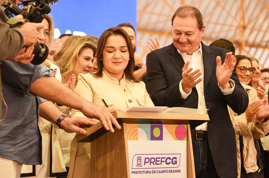 Prefeita Adriane Lopes assinou hoje o termo