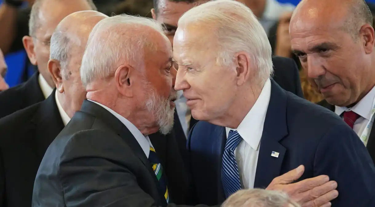Presidente Luiz Inácio Lula da Silva conversa com presidente dos EUA, Joe Biden, durante reunião do G7 na Itália.