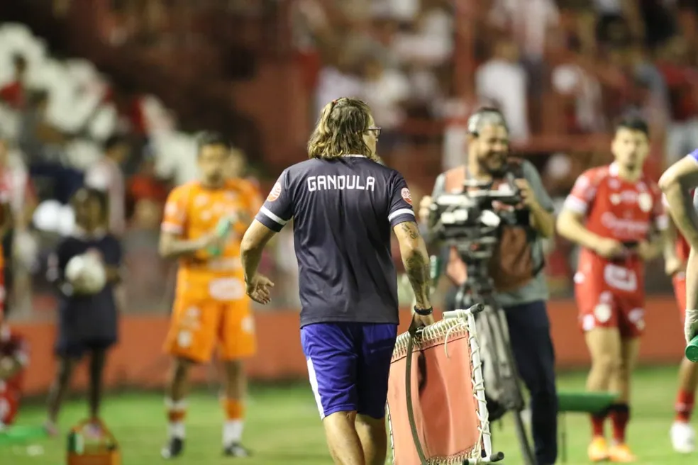 Aulas teóricas e práticas, incluindo explicações no campo de futebol e vivências em uma partida real