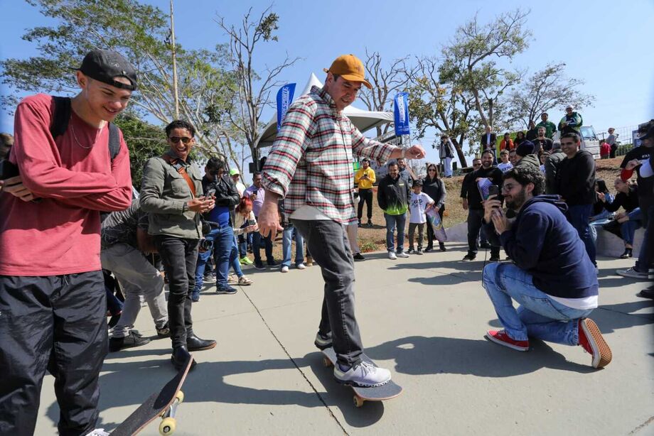 Governador Eduardo Riedel se aventura no skate