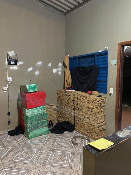 Em uma residência localizada na Rua Castro Alves, no bairro Ilha Bela I, os policiais civis apreenderam a droga