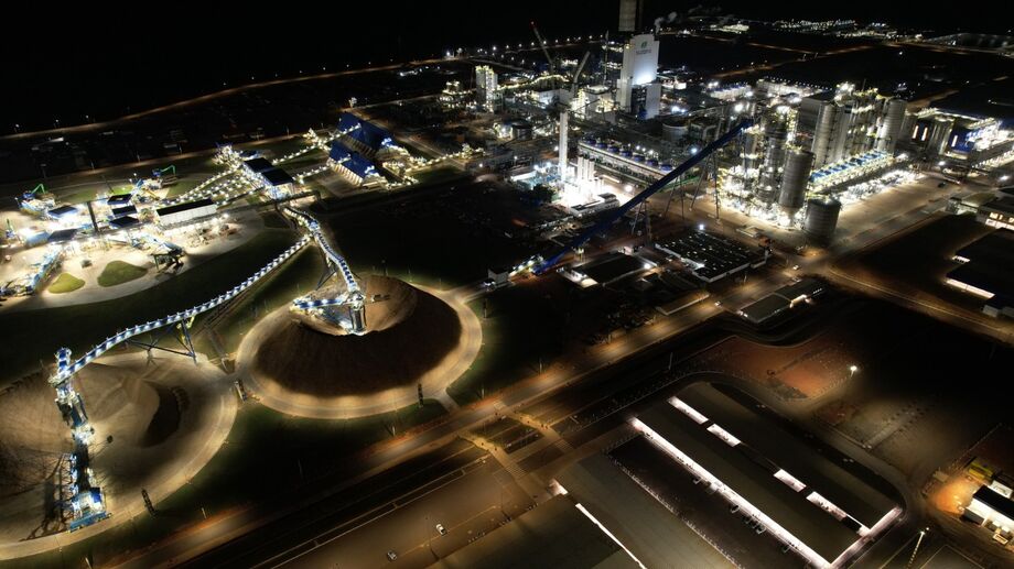 A Suzano inicou às 20h15 (horário de MS), as operações da maior linha única de produção de celulose do mundo, instalada no município de Ribas do Rio Pardo, em Mato Grosso do Sul.